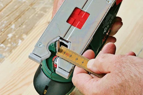 Såga rakt med skena eller anhåll: För att kunna såga rakt längs ett anhåll eller en skena ska du först mäta avståndet mellan sågbladet och kanten på fotplattan Såga rakt med skena eller anhåll: För att kunna såga rakt längs ett anhåll eller en skena ska du först mäta avståndet mellan sågbladet och kanten på fotplattan